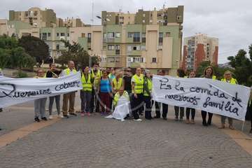 Los afectados por el retraso en el pago de las nóminas municipales exigen cobrar (Foto TA)